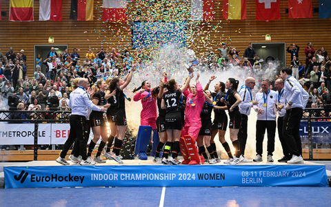 Das deutsche Team jubelt bei der Preisverleihung der Europameisterschaft. - Foto: Sebastian Christoph Gollnow/dpa