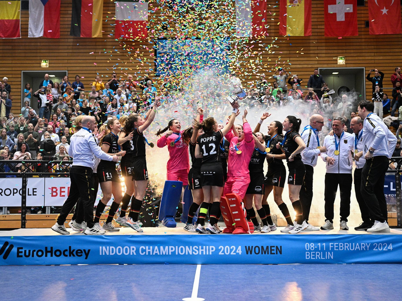 Das deutsche Team jubelt bei der Preisverleihung der Europameisterschaft. - Foto: Sebastian Christoph Gollnow/dpa