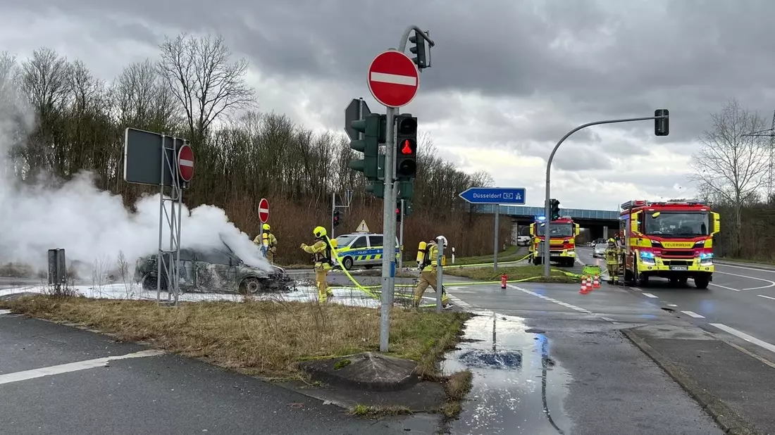 FW Ratingen: Fahrzeugbrand und parallele Einsätze - Bild: presseportal.de