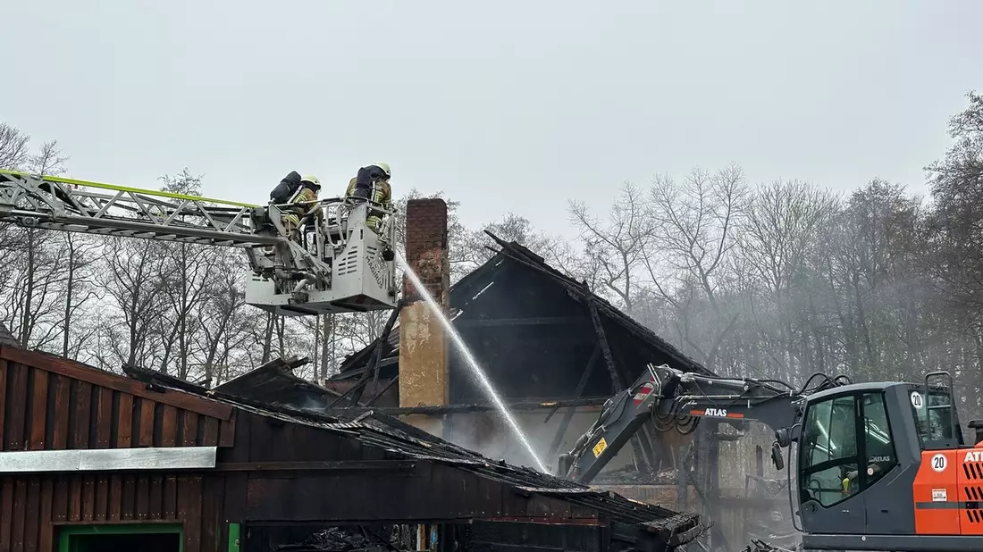 FW Osterholz-Scharm.: Landwirtschaftliches Gebäude von Vollbrand - Feuerwehr kann Übergreifen auf Wohnhaus in letzter Minuten verhindern - Bild: presseportal.de