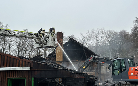 FW Osterholz-Scharm.: Landwirtschaftliches Gebäude von Vollbrand - Feuerwehr kann Übergreifen auf Wohnhaus in letzter Minuten verhindern - Foto: presseportal.de