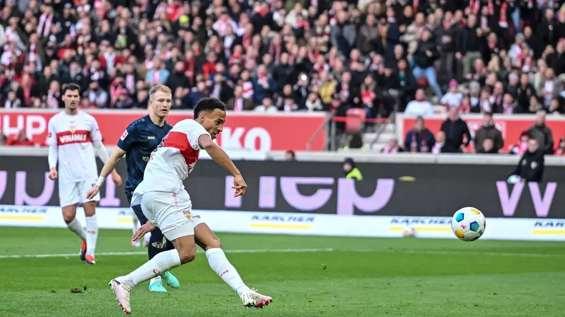 Stuttgarts Jamie Leweling erzielt das 2:0. - Bild: Harry Langer/dpa