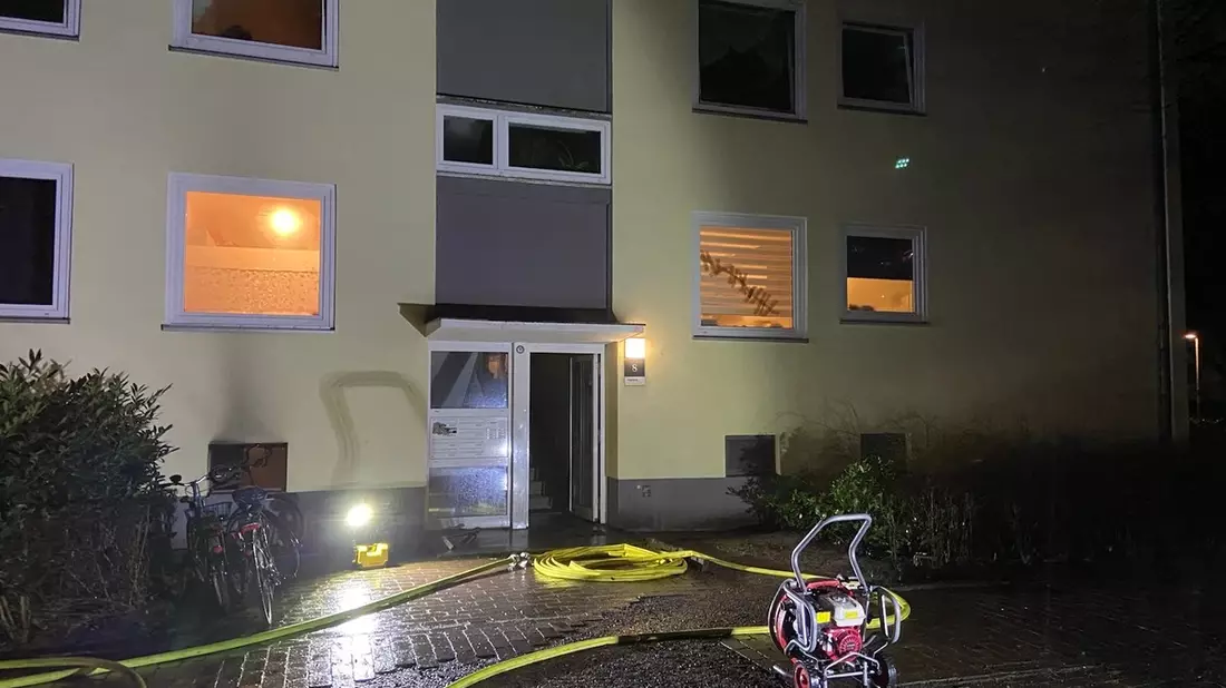 FW Hannover: Kellerbrand in Bothfeld: Feuerwehr verhindert Ausbreitung - Bild: presseportal.de