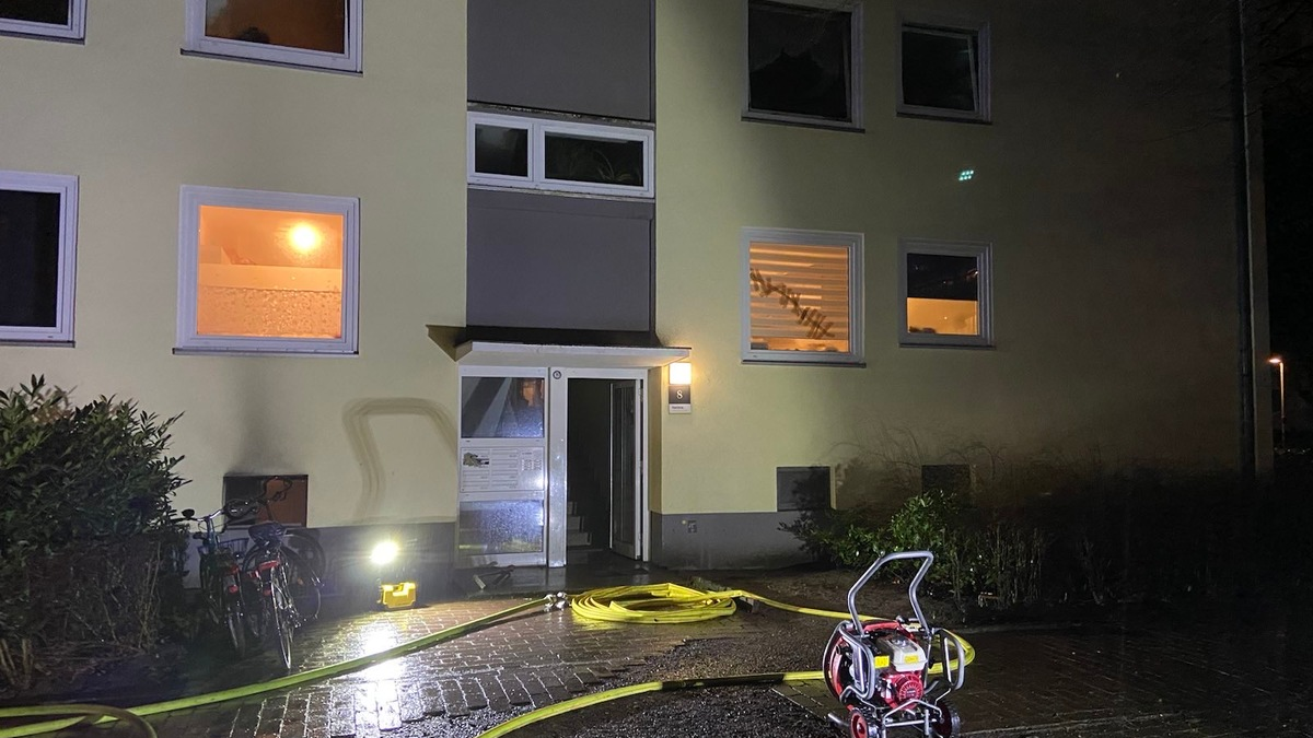 FW Hannover: Kellerbrand in Bothfeld: Feuerwehr verhindert Ausbreitung - Foto: presseportal.de