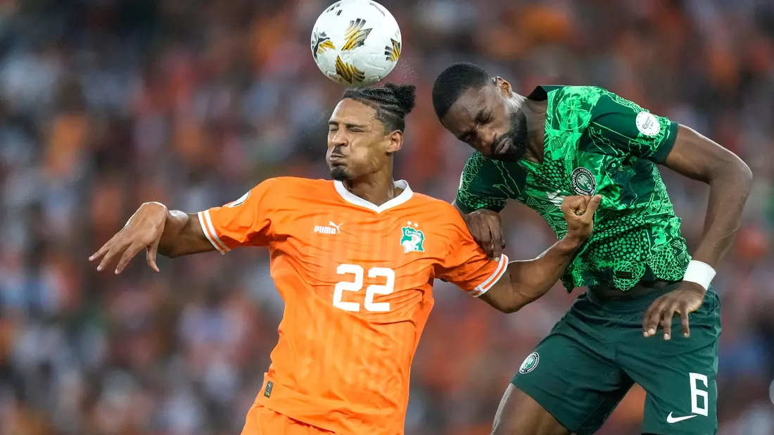 Sébastien Haller (l) von der Elfenbeinküste im Kopfballduell mit Semi Ajayi. - Bild: Sunday Alamba/AP