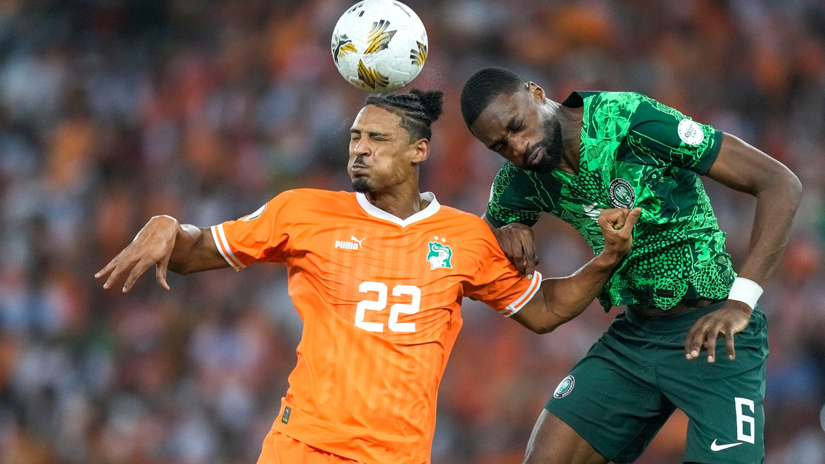 Sébastien Haller (l) von der Elfenbeinküste im Kopfballduell mit Semi Ajayi. - Foto: Sunday Alamba/AP