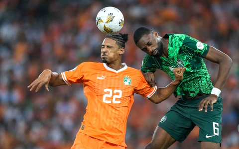 Sébastien Haller (l) von der Elfenbeinküste im Kopfballduell mit Semi Ajayi. - Foto: Sunday Alamba/AP Sébastien Haller (l) von der Elfenbeinküste im Kopfballduell mit Semi Ajayi. - Foto: Sunday Alamba/AP