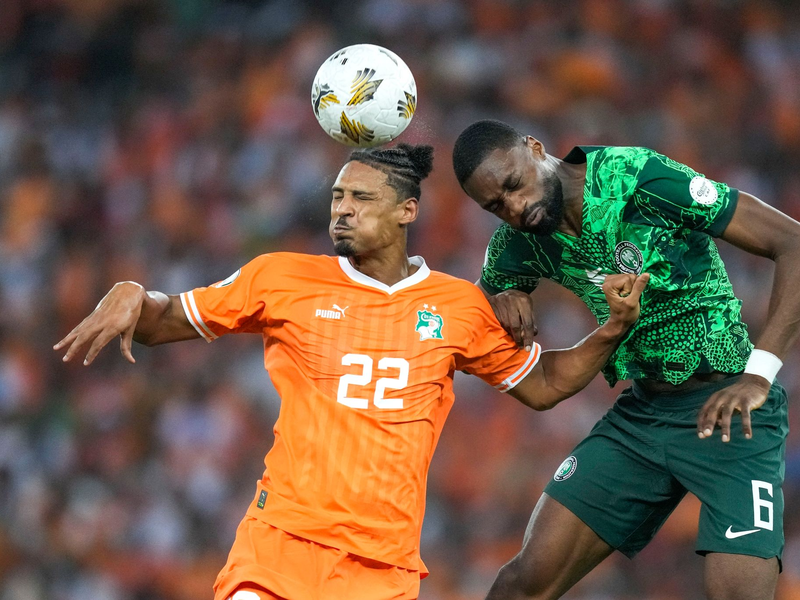 Sébastien Haller (l) von der Elfenbeinküste im Kopfballduell mit Semi Ajayi. - Foto: Sunday Alamba/AP