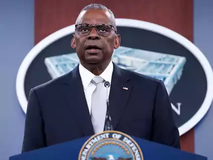 US-Verteidigungsminister Lloyd Austin hatte eine Prostatakrebserkrankung zunächst geheim gehalten. - Foto: Kevin Wolf/FR33460 AP/dpa