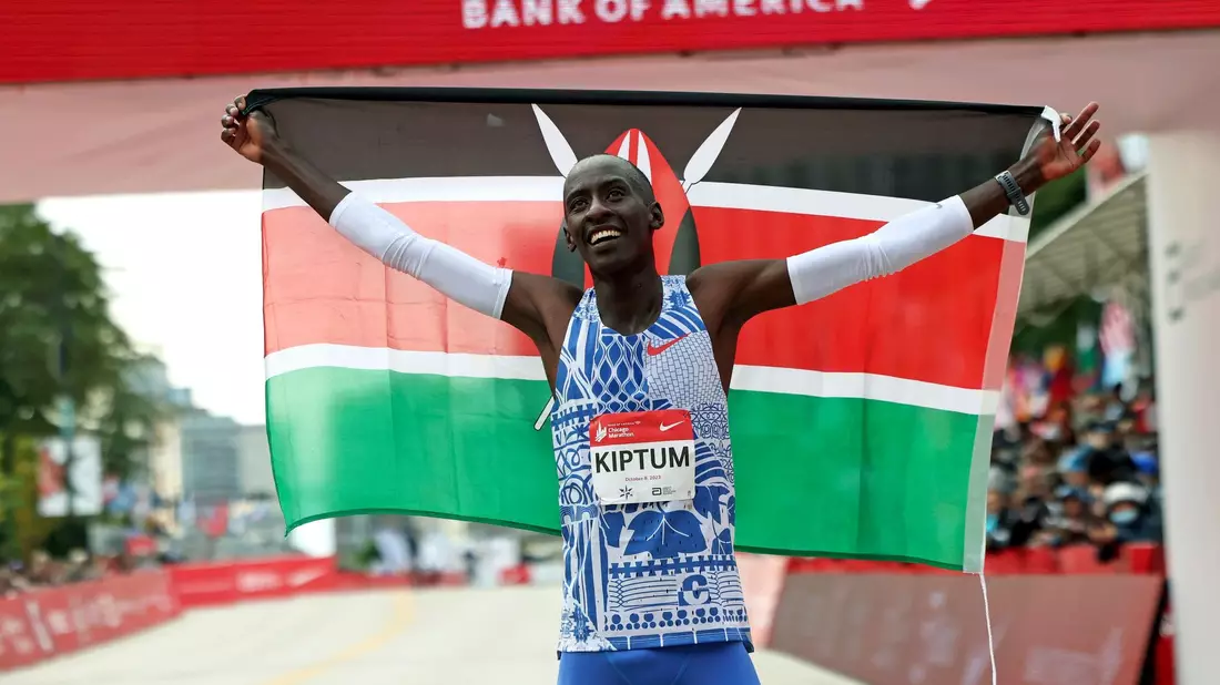 Kelvin Kiptum gewann vor einem Jahr in Weltrekordzeit. Er starb im Februar.  - Bild: Eileen T. Meslar/Chicago Tribune via AP/dpa
