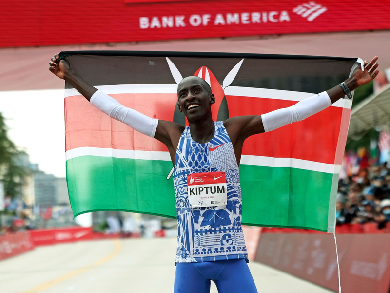 Kelvin Kiptum aus Kenia feierte seinen Weltrekordsieg beim Chicago-Marathon. - Foto: Eileen T. Meslar/Chicago Tribune via AP/dpa