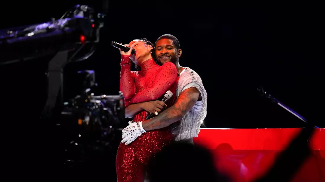 Alicia Keys stand als Überraschungsgast mit Usher auf der Bühne. - Bild: Julio Cortez/AP/dpa