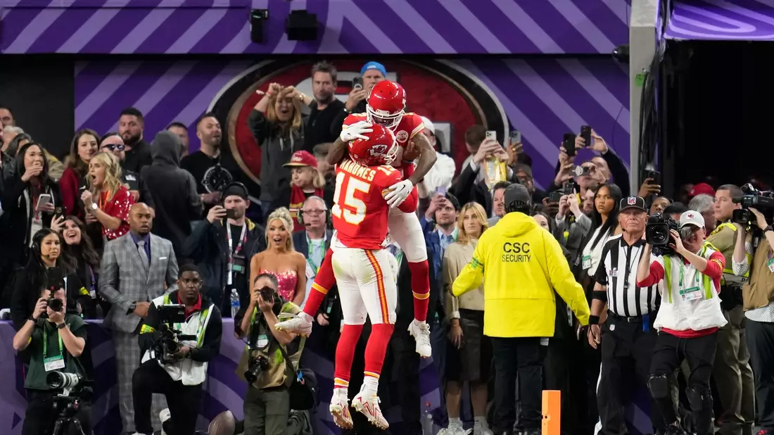 Wide Receiver Mecole Hardman Jr. von den Kansas City Chiefs feiert mit Quarterback Patrick Mahomes. - Bild: Abbie Parr/AP/dpa