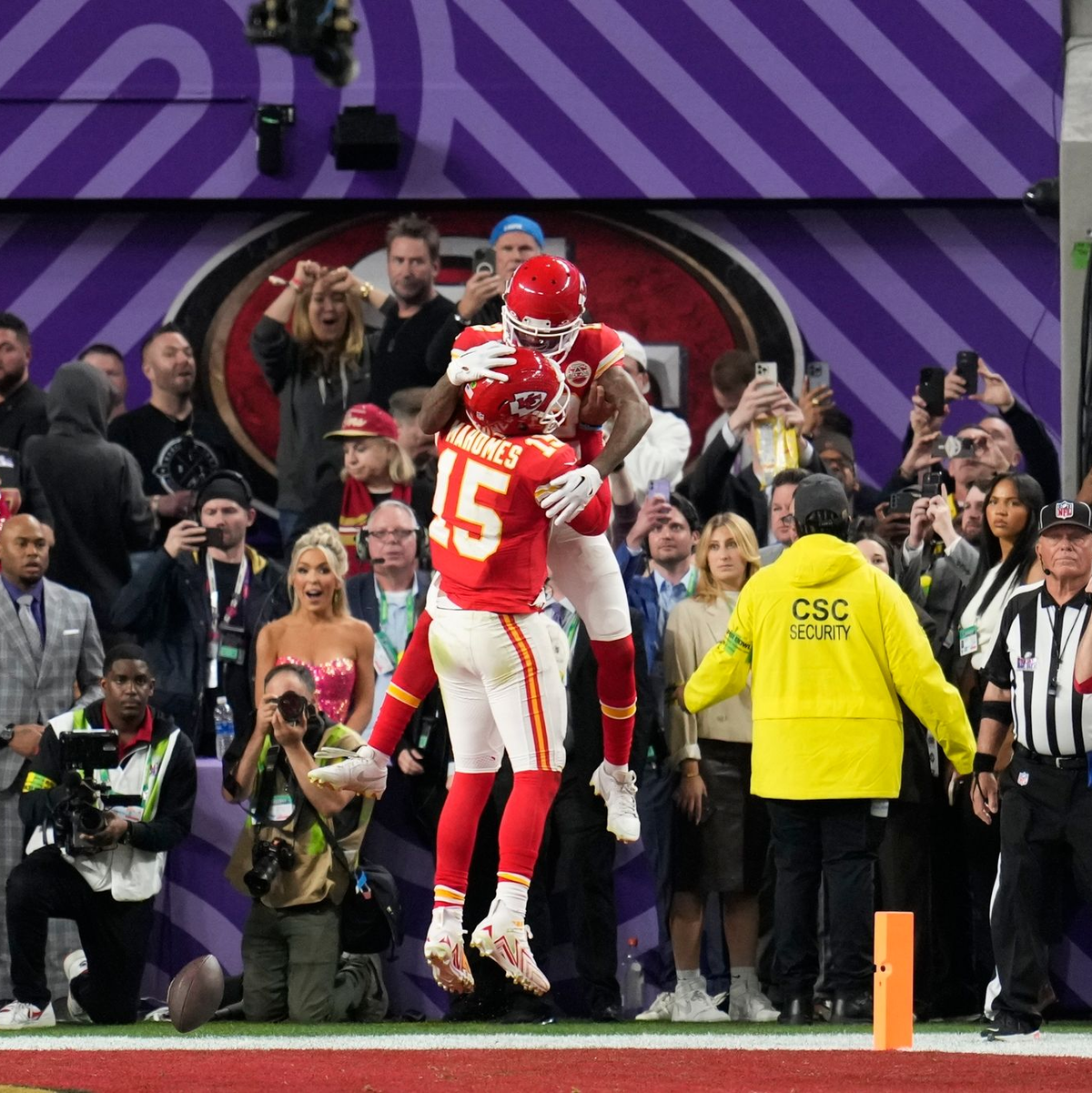 Wide Receiver Mecole Hardman Jr. von den Kansas City Chiefs feiert mit Quarterback Patrick Mahomes. - Foto: Abbie Parr/AP/dpa