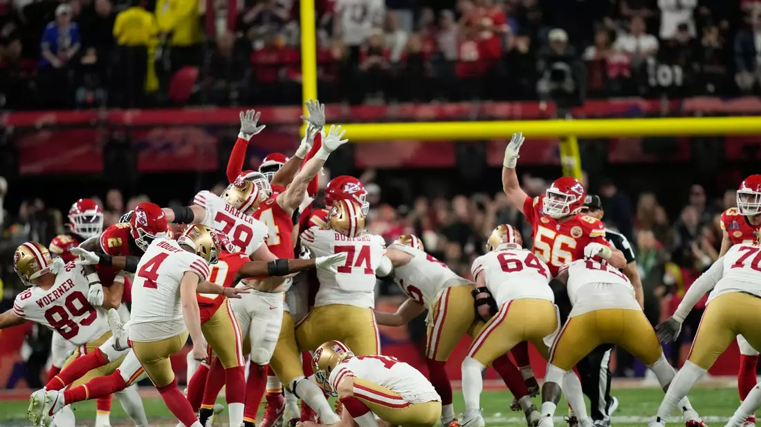 Der Kicker der San Francisco 49ers, Jake Moody (4), schießt ein Field Goal. - Bild: John Locher/AP/dpa