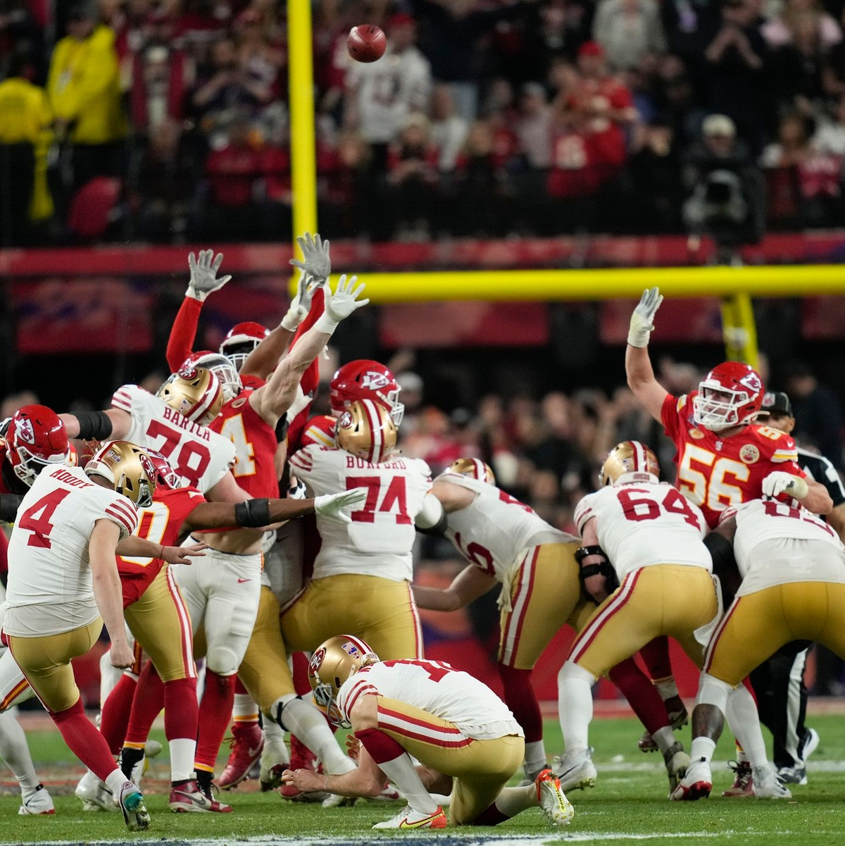 Der Kicker der San Francisco 49ers, Jake Moody (4), schießt ein Field Goal. - Foto: John Locher/AP/dpa