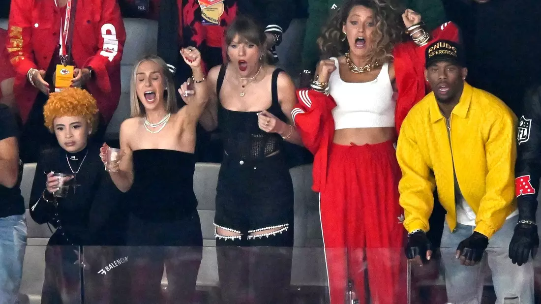Ice Spice (l), Taylor Swift (M) und Blake Lively (2.v.r.) fiebern mit. - Bild: David Becker/AP/dpa