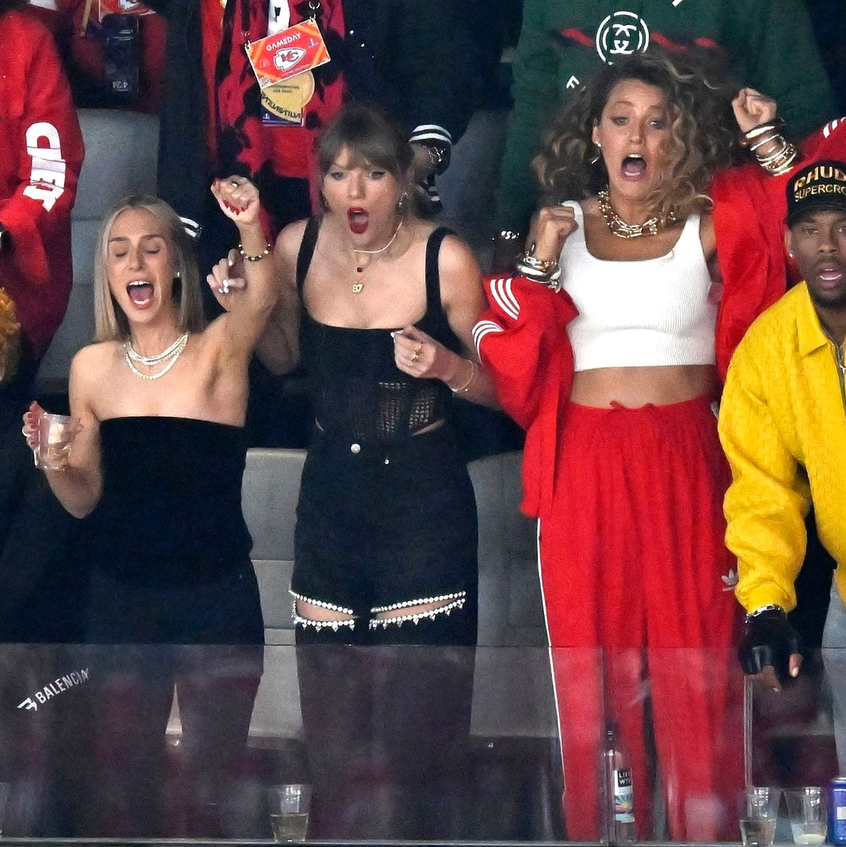 Ice Spice (l), Taylor Swift (M) und Blake Lively (2.v.r.) fiebern mit. - Foto: David Becker/AP/dpa