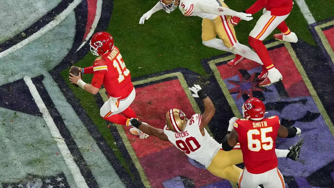 Chiefs-Quarterback Mahomes (15) weicht aus. - Bild: David J. Phillip/AP/dpa