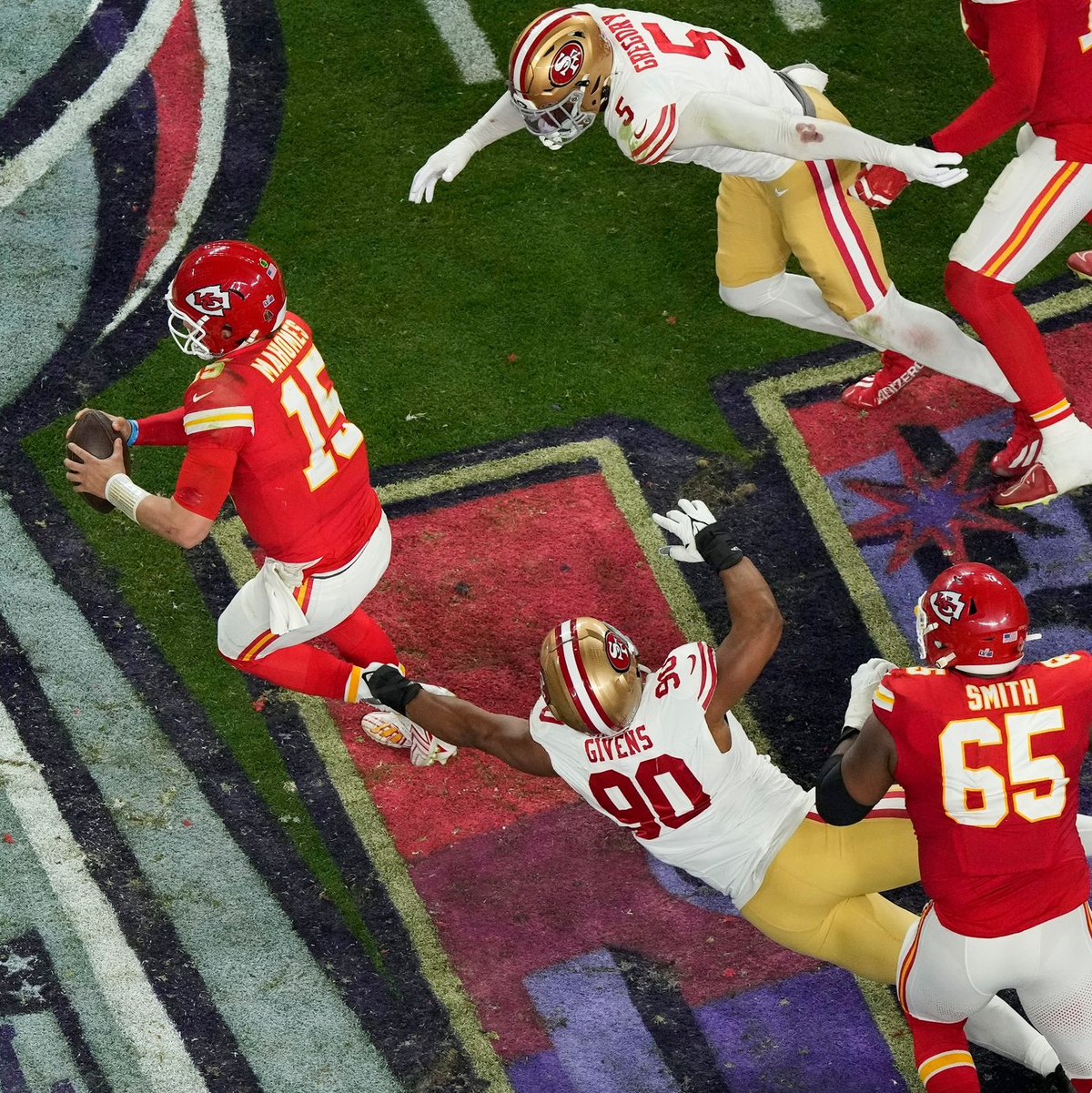 Chiefs-Quarterback Mahomes (15) weicht aus. - Foto: David J. Phillip/AP/dpa