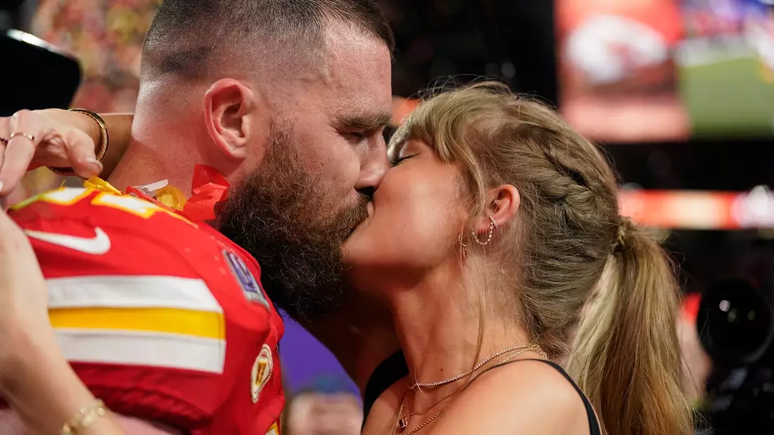 Taylor Swift küsst Kansas City Chiefs Tight End Travis Kelce. - Bild: Brynn Anderson/AP/dpa