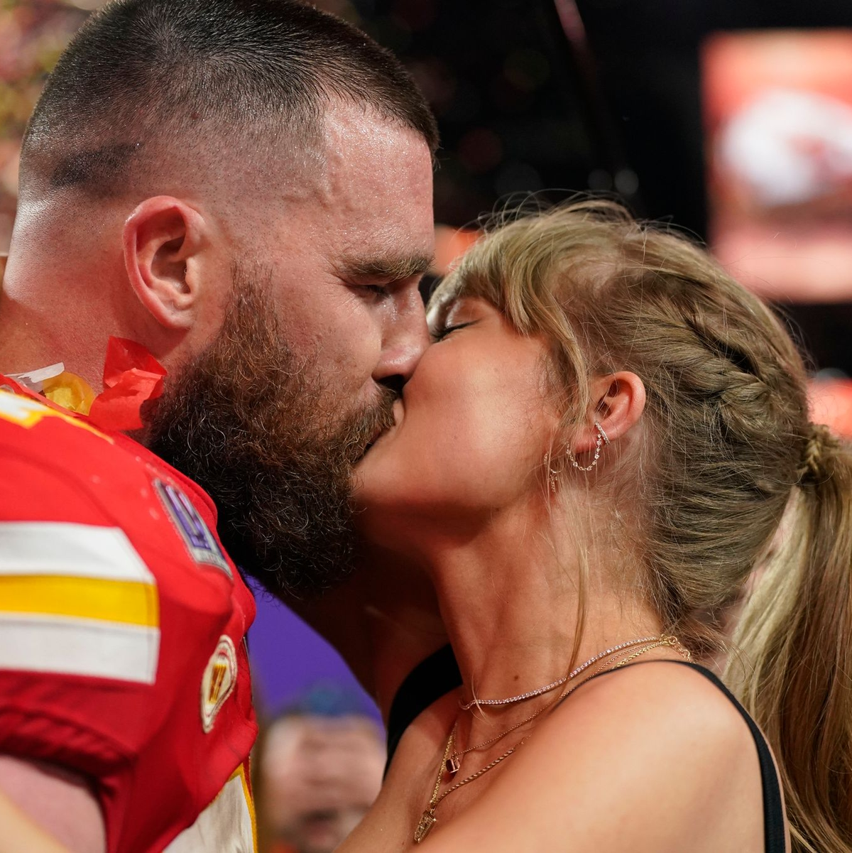 Taylor Swift küsst Kansas City Chiefs Tight End Travis Kelce. - Foto: Brynn Anderson/AP/dpa