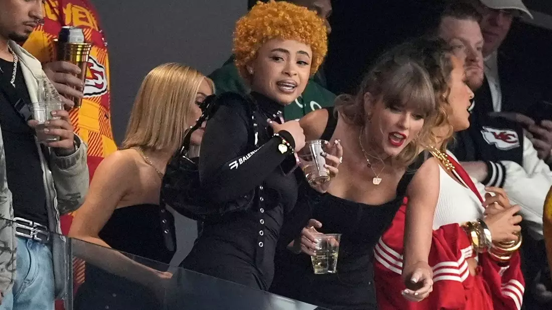 Ice Spice (l) und Taylor Swift unterhalten sich vor dem Spiel. - Bild: George Walker IV/AP/dpa