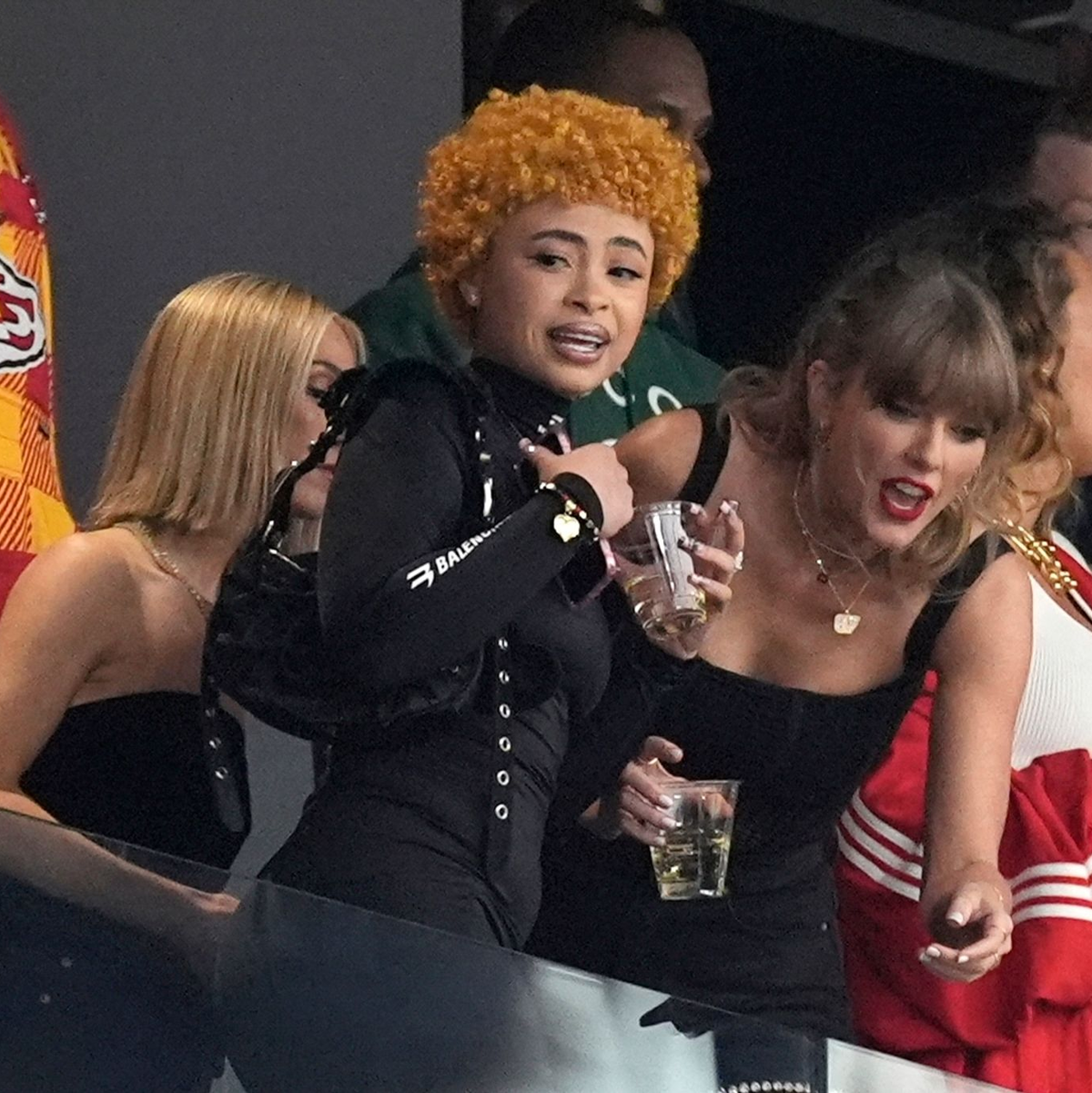 Ice Spice (l) und Taylor Swift unterhalten sich vor dem Spiel. - Foto: George Walker IV/AP/dpa