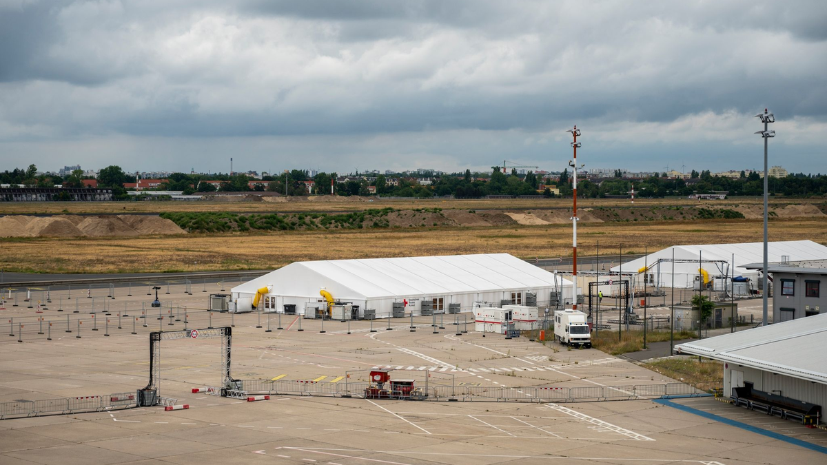 Auf dem Gelände des ehemaligen Flughafens Tegel steht das sogenannte Labor 5000 vom Deutschen Roten Kreuz (DRK). In der Zeltstadt, die mit Bundesmitteln finanziert wurde, können im Notfall bis zu 5000 Menschen leben. - Foto: Christophe Gateau/Deutsche Presse-Agentur GmbH/dpa