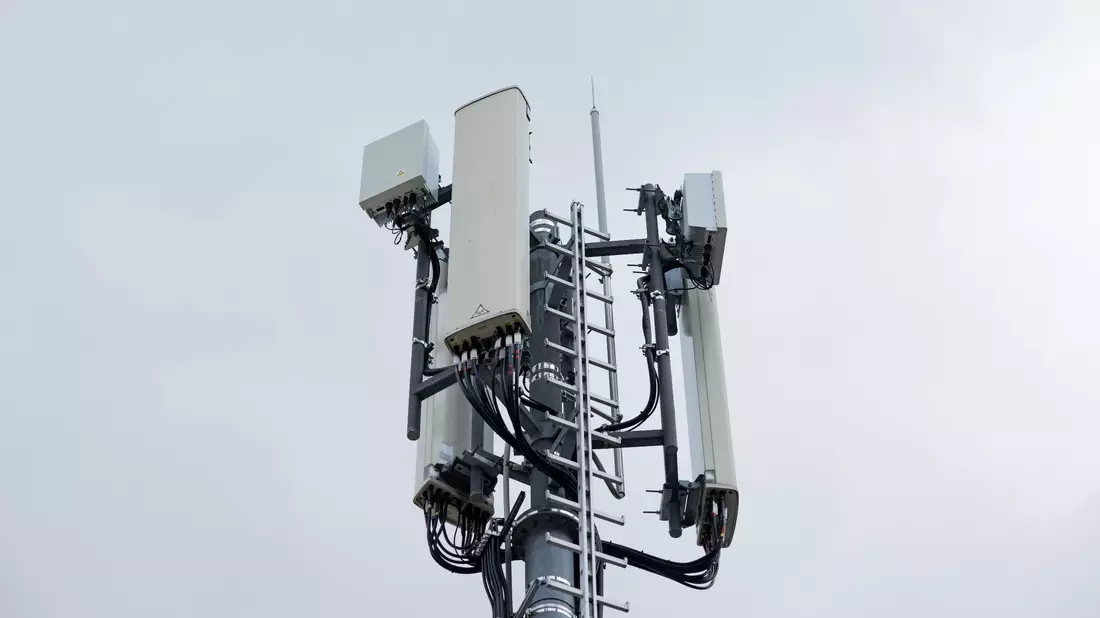 Ein Mobilfunksendemast: Die Telekommunikationsanbieter sind von dem Minderungsrecht wenig begeistert. - Bild: Rolf Vennenbernd/dpa