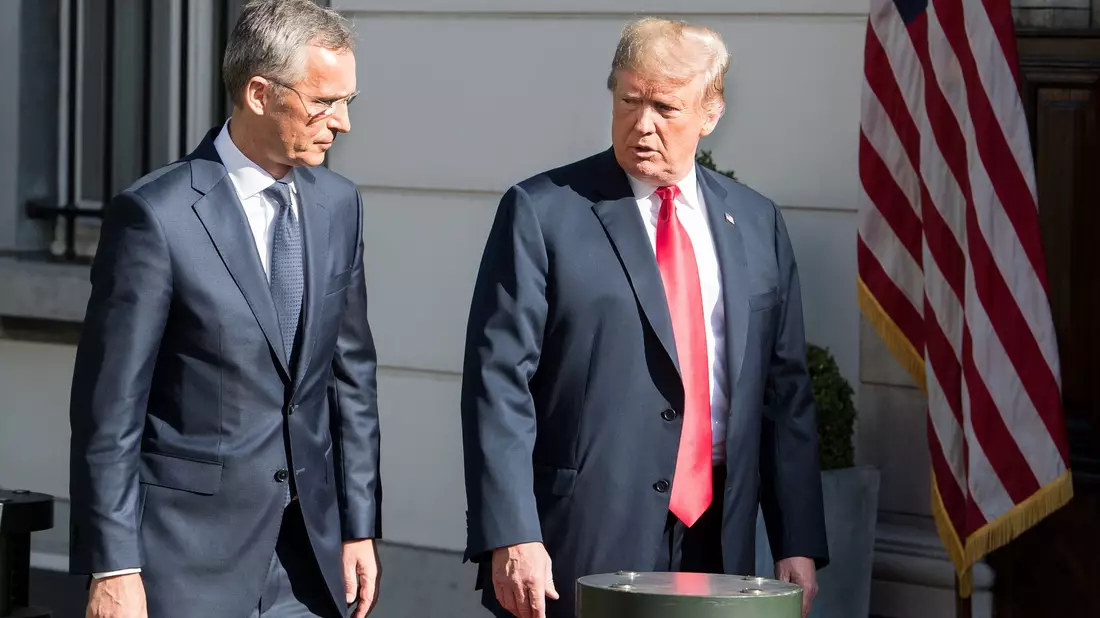 Nato-Generalsekretär Jens Stoltenberg (l) kritisiert die Äußerungen von Donald Trump zur Nato (Archivbild). - Bild: Bernd von Jutrczenka/dpa