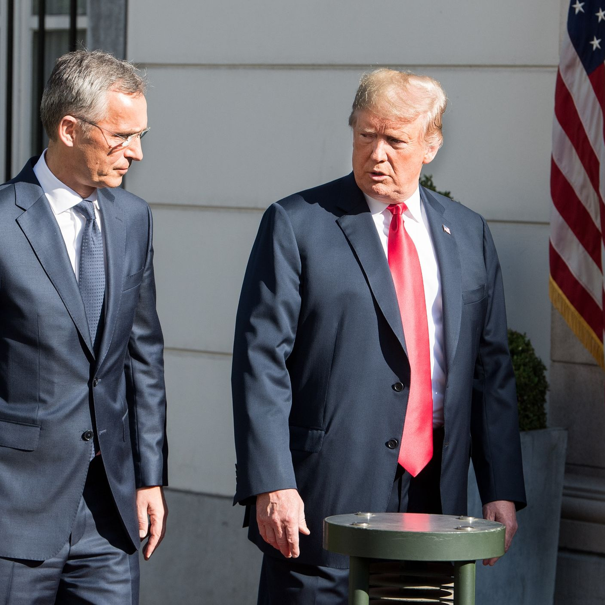 Nato-Generalsekretär Jens Stoltenberg (l) kritisiert die Äußerungen von Donald Trump zur Nato (Archivbild). - Foto: Bernd von Jutrczenka/dpa
