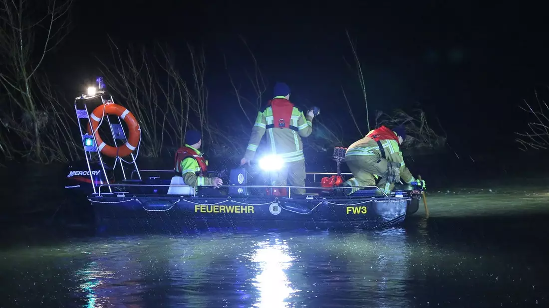 FW Dresden: PKW rollt in die Elbe und geht unter - Bild: presseportal.de