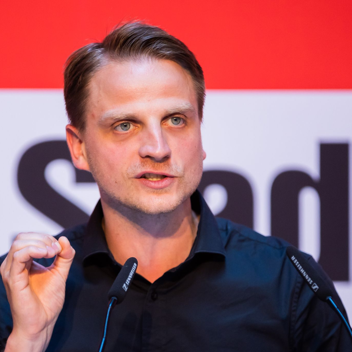 Der Berliner Linken-Chef Maximilian Schirmer: Seine Partei kam bei der Wiederholungswahl auf 11,5 Prozent. - Foto: Christoph Soeder/dpa