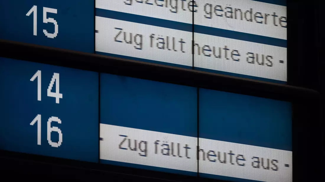 Die Bahn warnt vor Folgeschäden von Metalldiebstahl - so komme es zu Zugausfällen und Verspätungen. - Bild: Marijan Murat/dpa