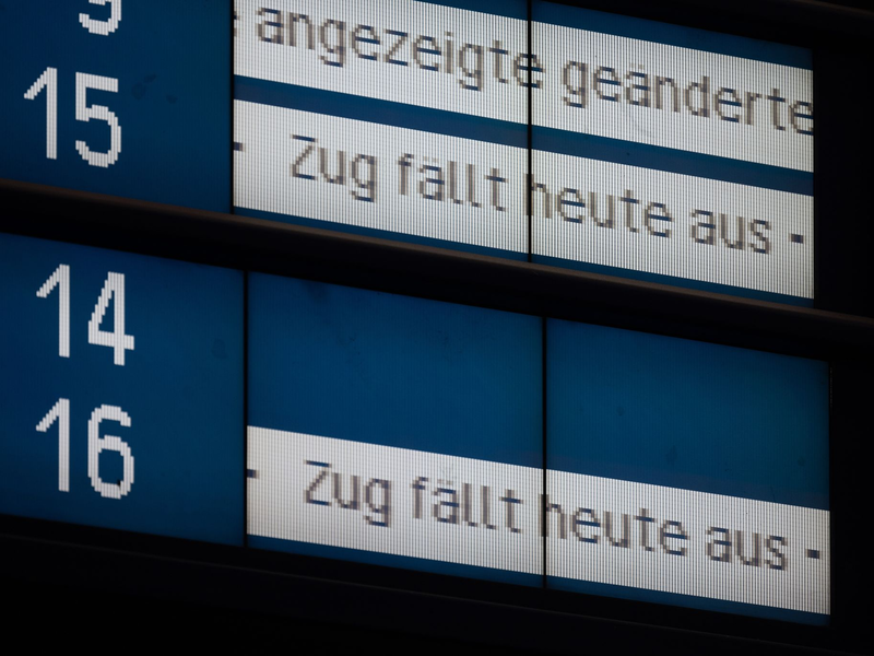 Die Bahn warnt vor Folgeschäden von Metalldiebstahl - so komme es zu Zugausfällen und Verspätungen. - Foto: Marijan Murat/dpa