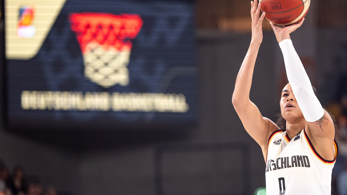 Mit dem Korbleger von Satou Sabally knapp eine Minute vor Spielende war das Paris-Ticket gesichert. - Foto: Axel Heimken/dpa