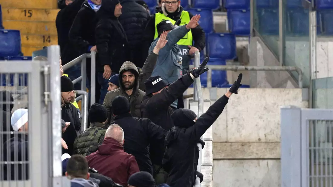Die Anhängerschaft von Lazio hat sich in Europas Fußball über Jahrzehnte hinweg einen Ruf als rechte Krawallmacher erarbeitet. - Bild: Gregorio Borgia/AP/dpa