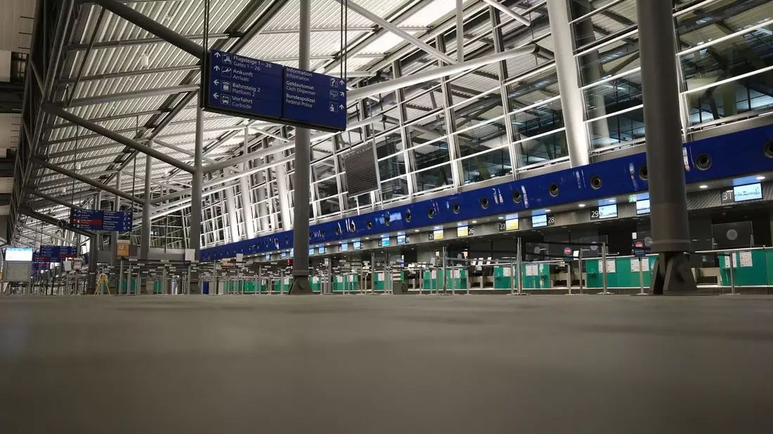 Beschäftigte der Mitteldeutschen Flughafen AG sind in einen 48-stündigen Warnstreik getreten. (Archivbild) - Bild: Sebastian Willnow/dpa