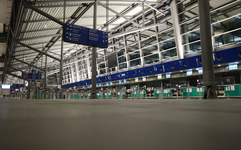 Beschäftigte der Mitteldeutschen Flughafen AG sind in einen 48-stündigen Warnstreik getreten. (Archivbild) - Foto: Sebastian Willnow/dpa