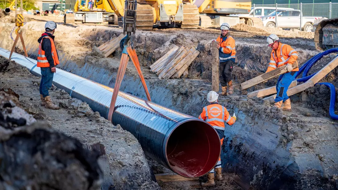 Rohre für eine Anbindungsleitung ans deutsche Gasnetz werden verlegt: Nach Angaben der Bundesnetzagentur sparte Deutschland Ende 2023 viel Gas. - Bild: Sina Schuldt/dpa