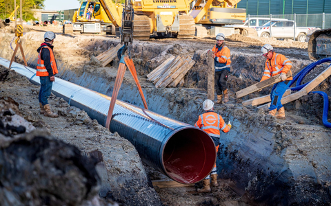 Rohre für eine Anbindungsleitung ans deutsche Gasnetz werden verlegt: Nach Angaben der Bundesnetzagentur sparte Deutschland Ende 2023 viel Gas. - Foto: Sina Schuldt/dpa