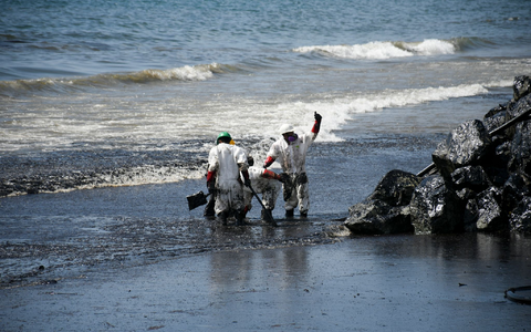 Arbeiter beseitigen einen Ölteppich, der den Strand von Rockly Bay in Scarborough im Südwesten Tobagos erreicht hat. - Foto: Akash Boodan/AP/dpa