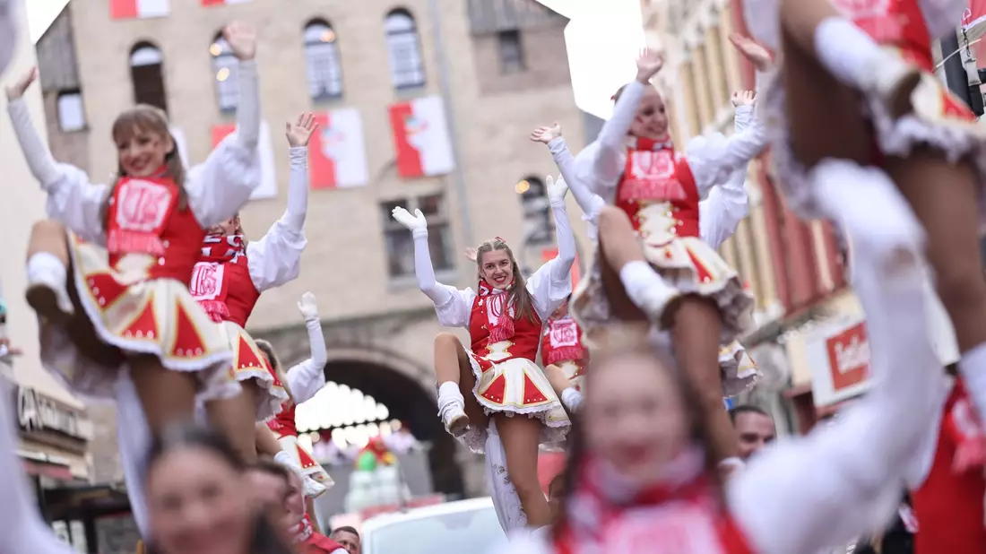 Der nordrhein-westfälische Ministerpräsident Hendrik Wüst (CDU) läuft im Kölner Rosenmontagsumzug mit. - Bild: Rolf Vennenbernd/dpa