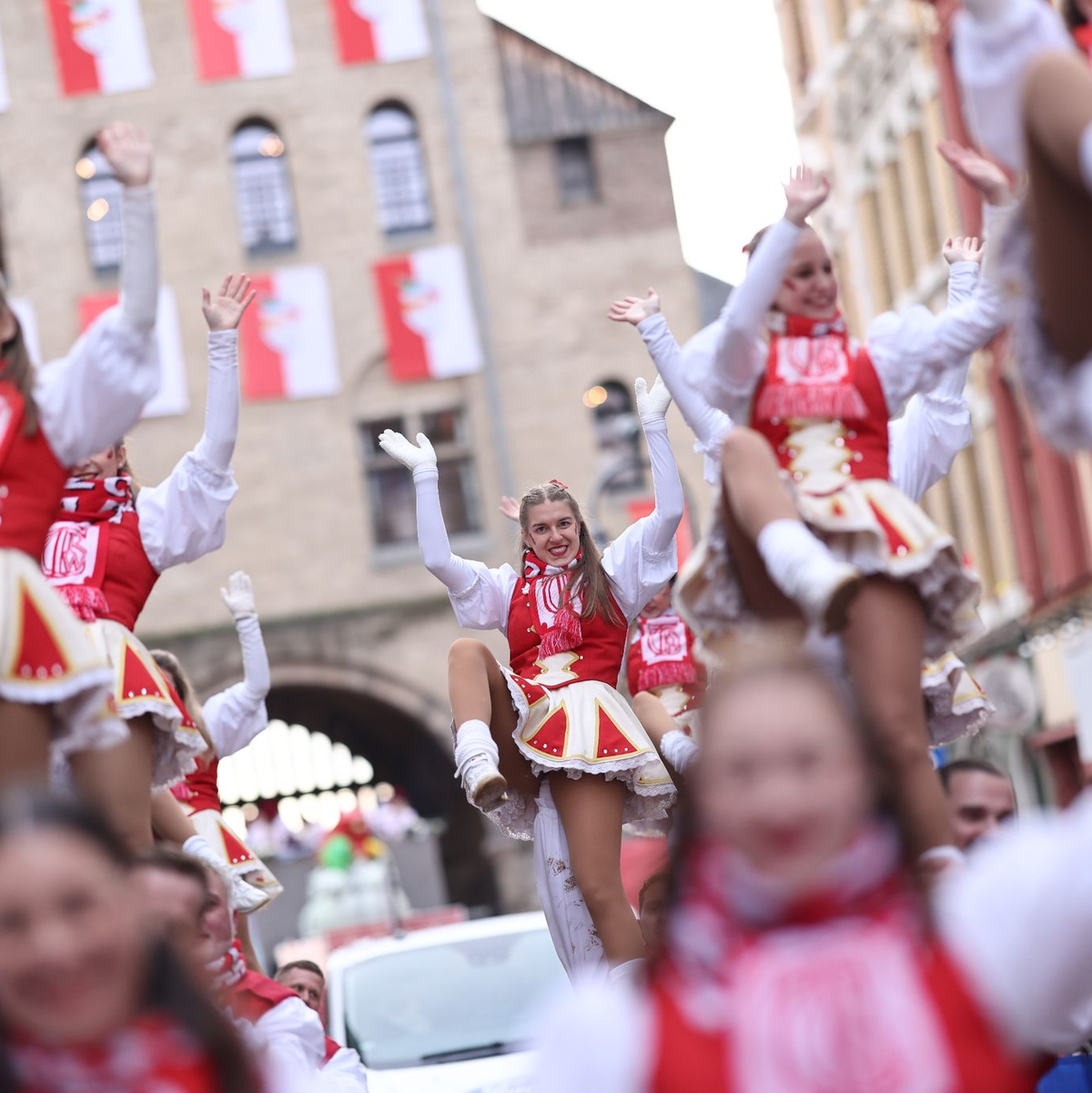 Der nordrhein-westfälische Ministerpräsident Hendrik Wüst (CDU) läuft im Kölner Rosenmontagsumzug mit. - Foto: Rolf Vennenbernd/dpa