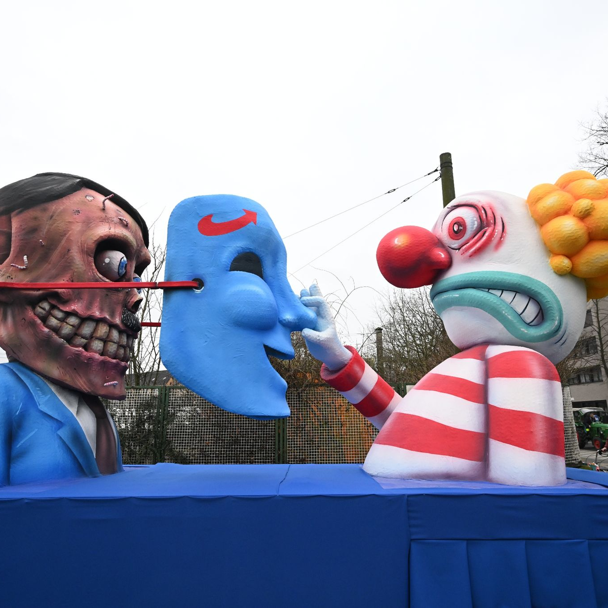 «Sahras neuer Wagenknecht» steht auf dem Umhang einer Figur auf einem Mottowagen beim Rosenmontagszug in Düsseldorf. - Foto: Federico Gambarini/dpa