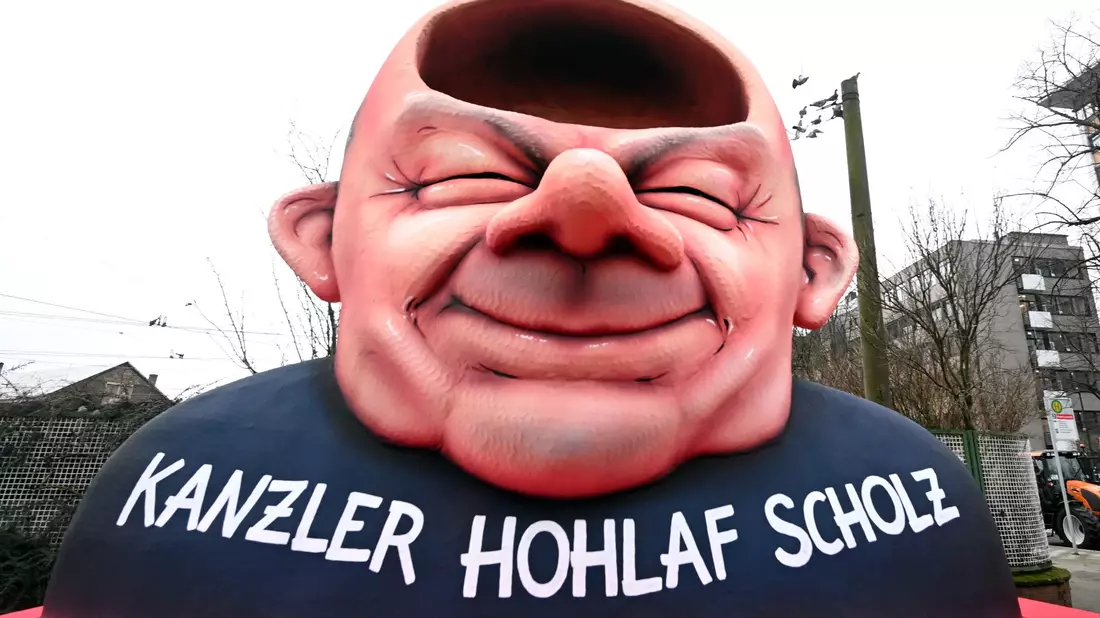 Die Bundestagswahlen finden wenige Tage vor dem Straßenkarneval - hier beim Rosenmontag in Düsseldorf - statt (Illustration) - Bild: Federico Gambarini/dpa