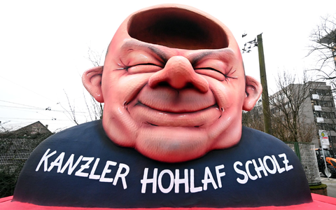 Die Bundestagswahlen finden wenige Tage vor dem Straßenkarneval - hier beim Rosenmontag in Düsseldorf - statt (Illustration) - Foto: Federico Gambarini/dpa Die Bundestagswahlen finden wenige Tage vor dem Straßenkarneval - hier beim Rosenmontag in Düsseldorf - statt (Illustration) - Foto: Federico Gambarini/dpa