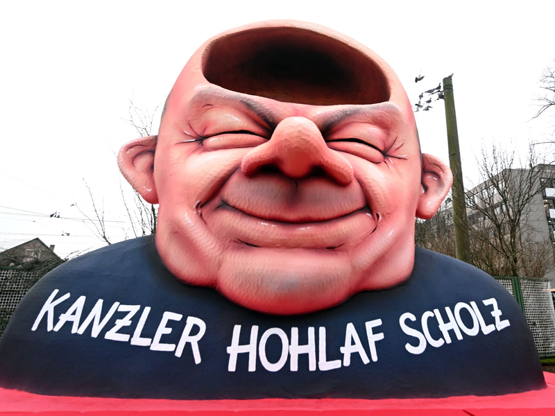 Die Bundestagswahlen finden wenige Tage vor dem Straßenkarneval - hier beim Rosenmontag in Düsseldorf - statt (Illustration) - Foto: Federico Gambarini/dpa