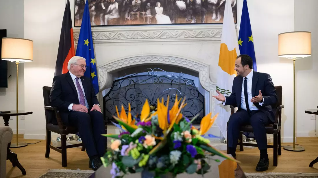 Bundespräsident Steinmeier und der zyorische Präsident Nikos Christodoulides in Nikosia. , Steinmeier besucht das Land 20 Jahre nach dessen Beitritt zur Europäischen Union und 50 Jahre nach der Teilung der Insel. - Bild: Bernd von Jutrczenka/dpa